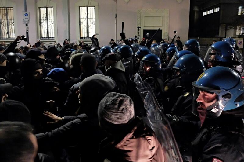 Milano, tensioni al convegno sulle foibe 12