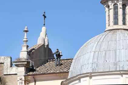 Occupano la basilica di piazza del Popolo: "Mai con Salvini" 5