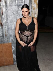 Kim Kardashian, maglietta bagnata senza reggiseno 30