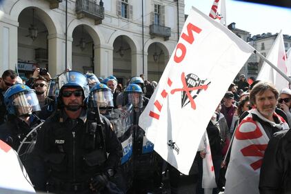 Torino, scontri tra polizia e No Tav 9