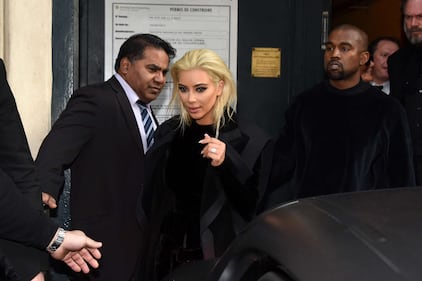 Kardashian cambia look: caschetto biondo platino 13