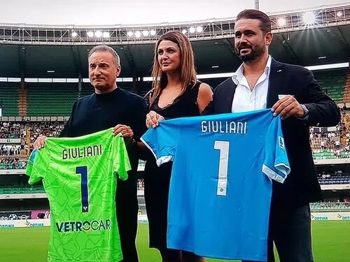 Al Bentegodi l'omaggio (tardivo) a Giuliani, il portiere che parò tutto, eccetto i pregiudizi...