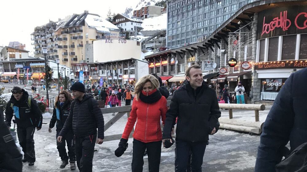 Lo sci? Sport da ricchi E il "campione" Macron ora rinuncia alle piste