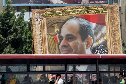 Un manifesto con il volto di Abdel Fath al-Sisi in una strada della periferia del Cairo