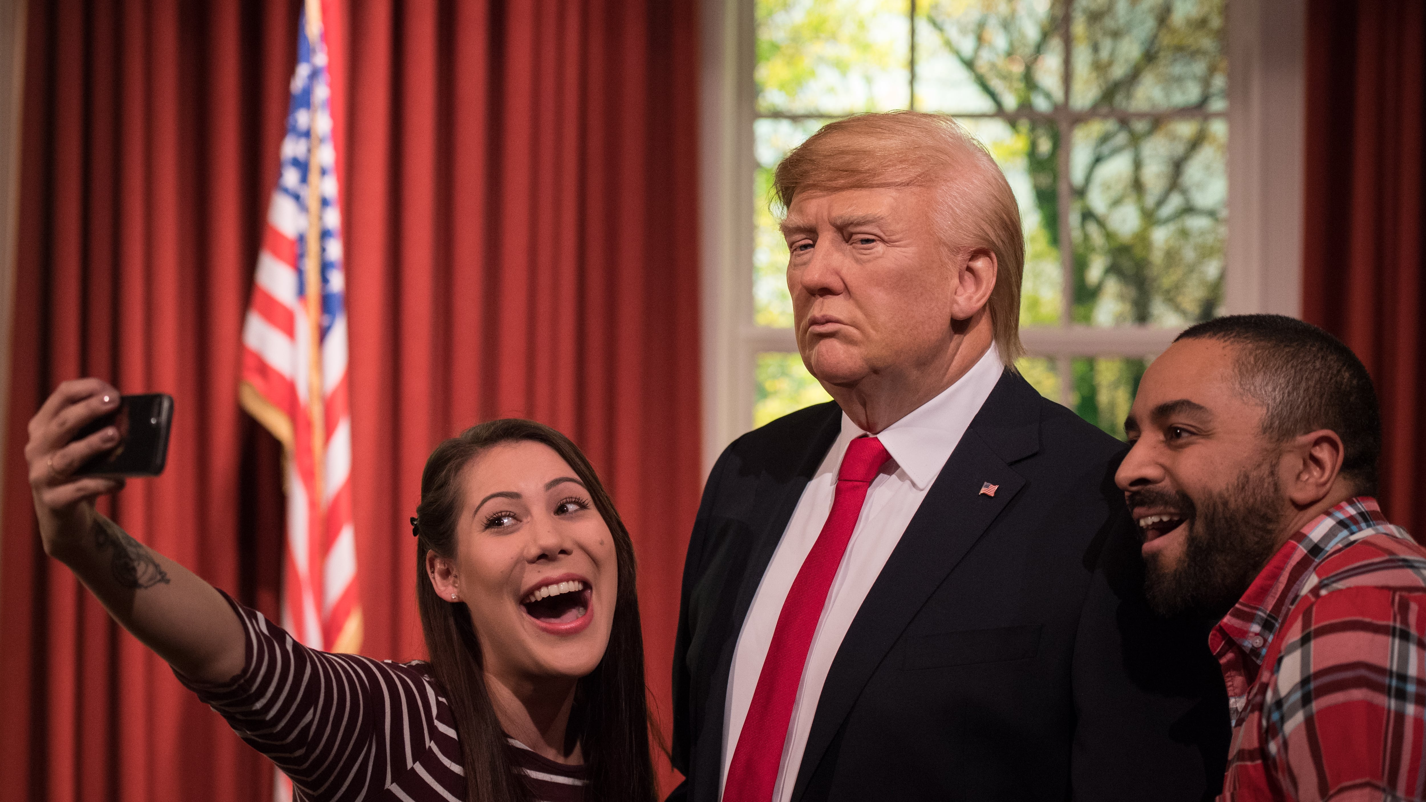 Trump, giuramento blindato tra sfarzo zero e piazze calde