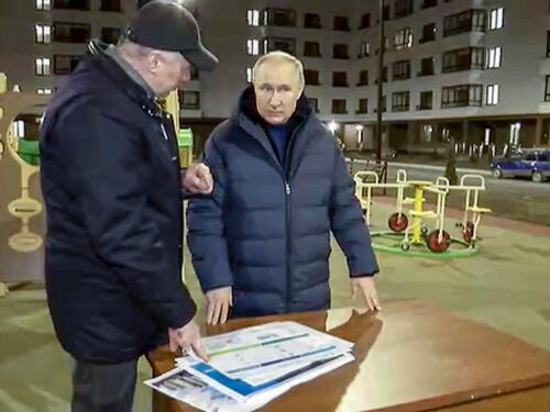 Putin, notte a Mariupol tra bugie e figuranti. Kiev: "Come un ladro". E la Germania avvisa "Pronti ad arrestarlo"