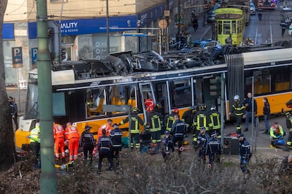 Tram deragliato, le foto dei soccorsi 3