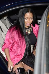 Nicki Minaj fuori di seno alla Paris Fashion Week 12
