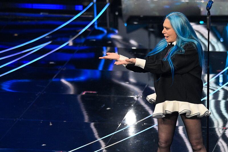 Sanremo 2024: ecco il look della prima serata del Festival di Loredana Bertè 10