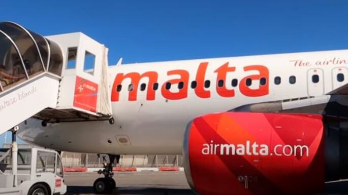 Non ha la mascherina sull'aereo. La condanna: 6 mesi di reclusione