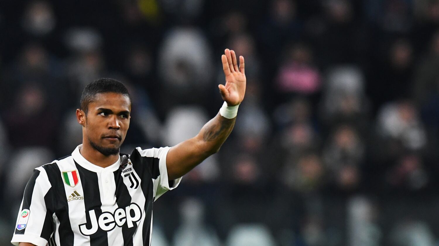 Juventus, incidente stradale per Douglas Costa