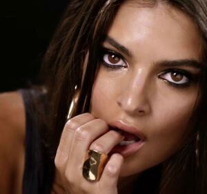 Emily Ratajkowski bollente per Natale 3