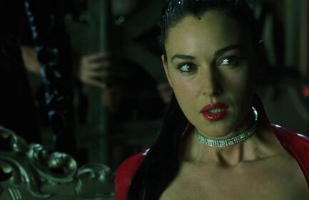 Monica Bellucci diventa la Madonna per beneficenza 17