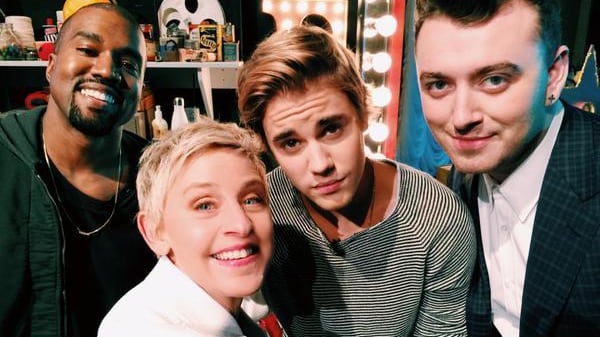 Justin Bieber fa lo stalker... coi piedi d'oro