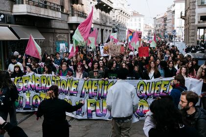 "Generazione meticcia e queer". A Milano sfila il corteo "transfemminista" 28