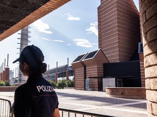 Violenta una 13enne e un’altra donna a Torino, ma il giudice libera il bengalese perché “dispiaciuto”. Nordio invia gli ispettori
