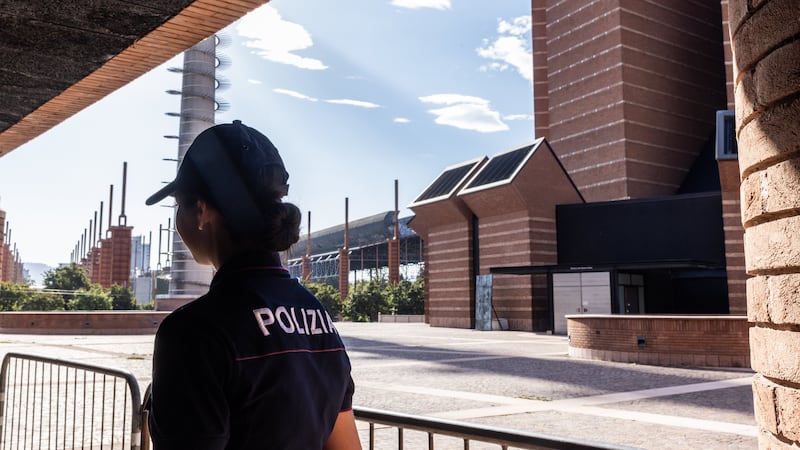 Violenta una 13enne e un’altra donna a Torino, ma il giudice libera il bengalese perché “dispiaciuto”. Nordio invia gli ispettori