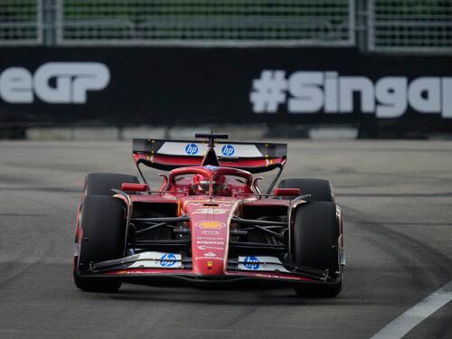 F1, a Singapore pole Norris, patatrac Ferrari: incidente Sainz, Leclerc solo nono