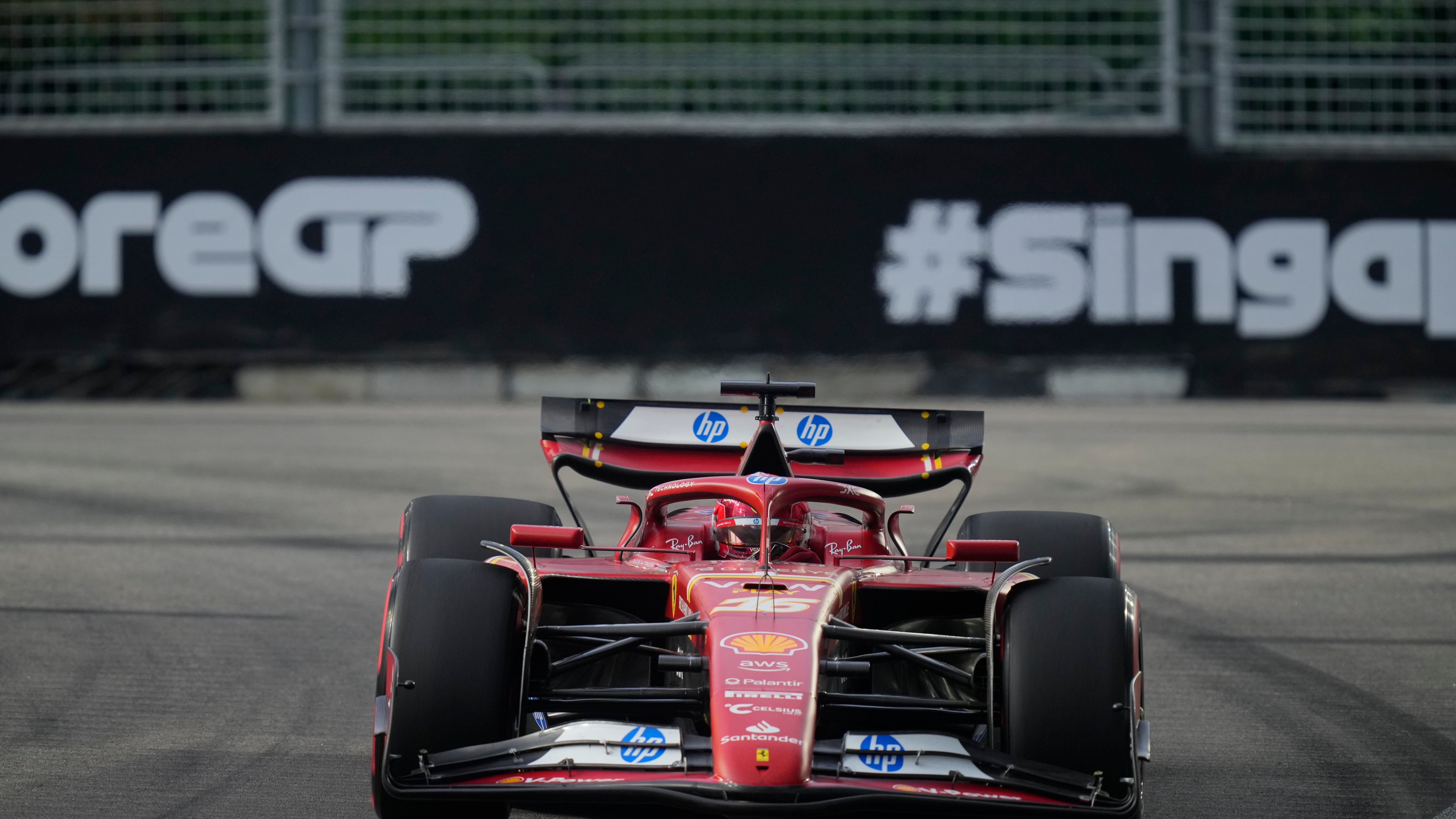 F1, a Singapore pole Norris, patatrac Ferrari: incidente Sainz, Leclerc solo nono