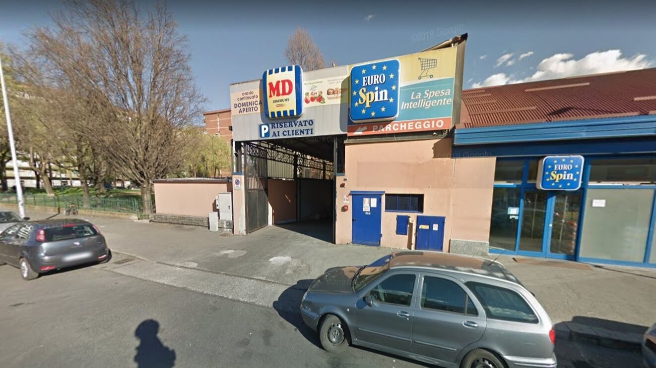 Torino, romeno leva mascherine a clienti e aggredisce agenti