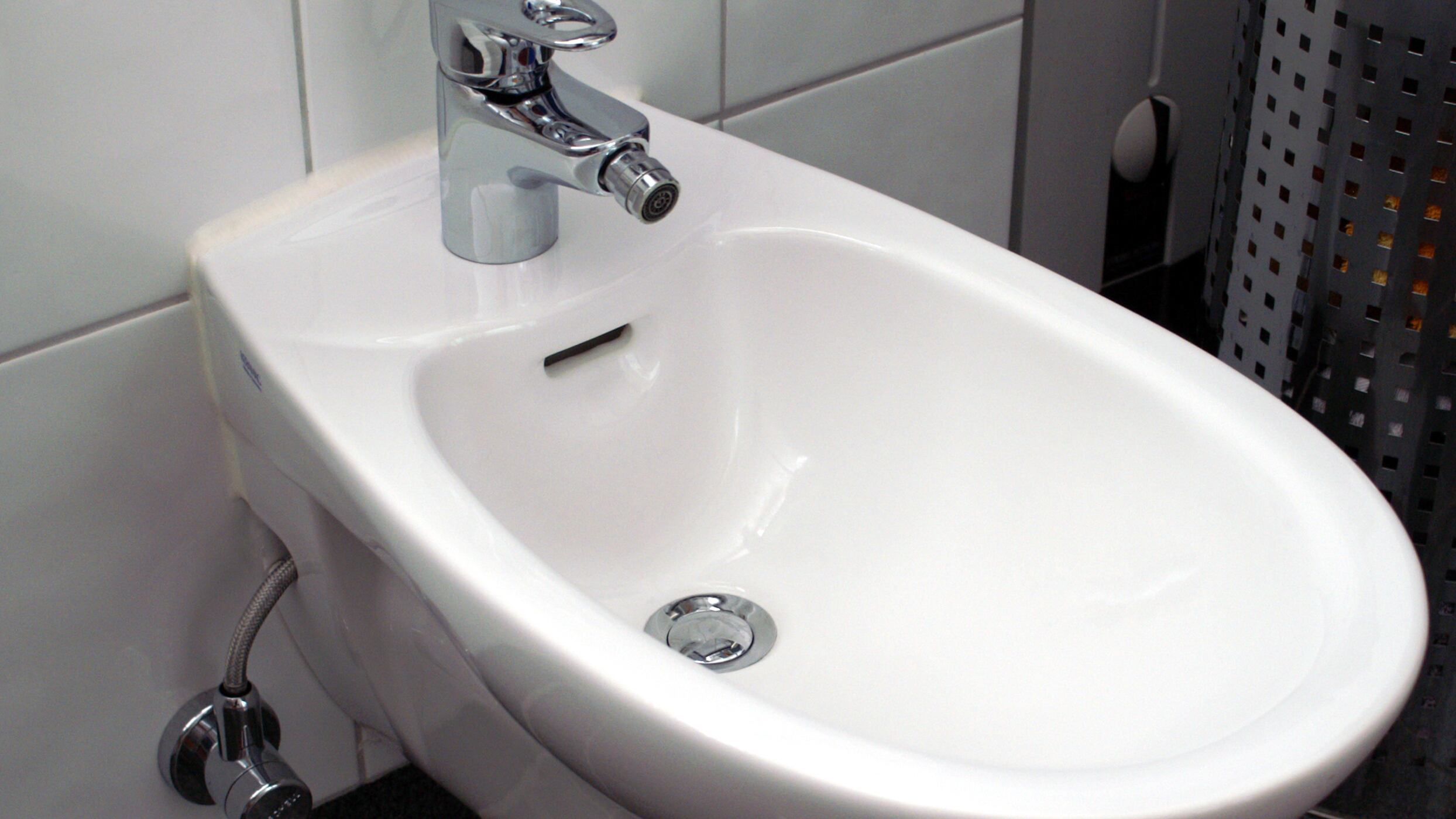 Più bidet e via la carta igienica: le false soluzioni green sfiorano la follia