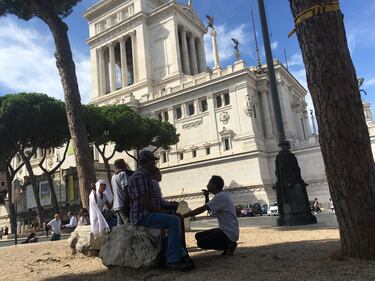 I migranti occupanti in piazza Venezia 5