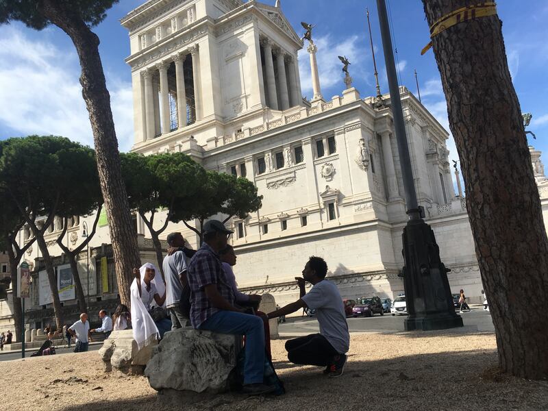 I migranti occupanti in piazza Venezia 5