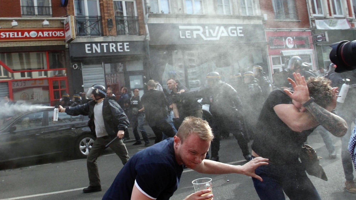 Cortei e hooligans russi L'ultimatum di Hollande: "Basta con le violenze o stop a tutti i raduni"