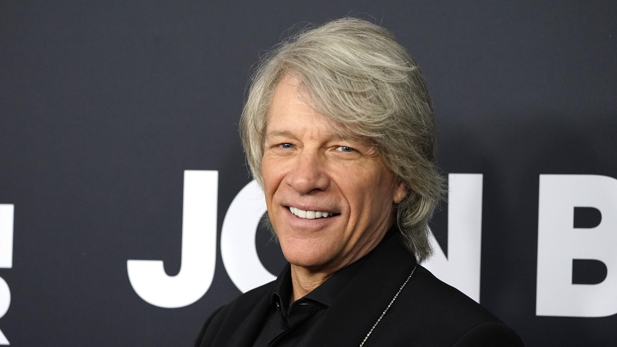 Jon Bon Jovi operato alle corde vocali: cosa succede al tour