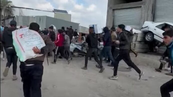 Gaza, spari sulla folla in coda per il cibo. La piazza: "Basta guerra"