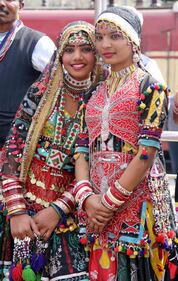 In novanta si sposano in un matrimonio di massa in India 9