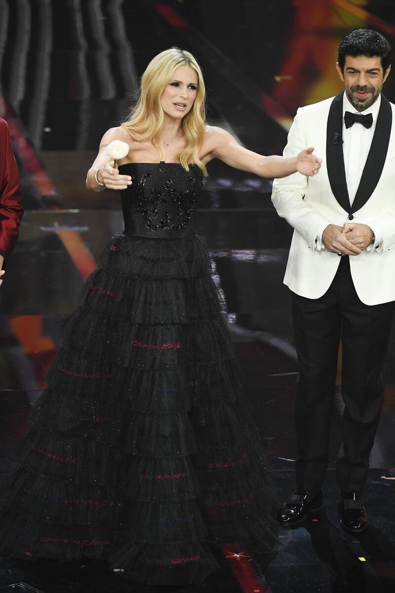Michelle Hunziker, la sexy conduttrice a Sanremo 2018 11