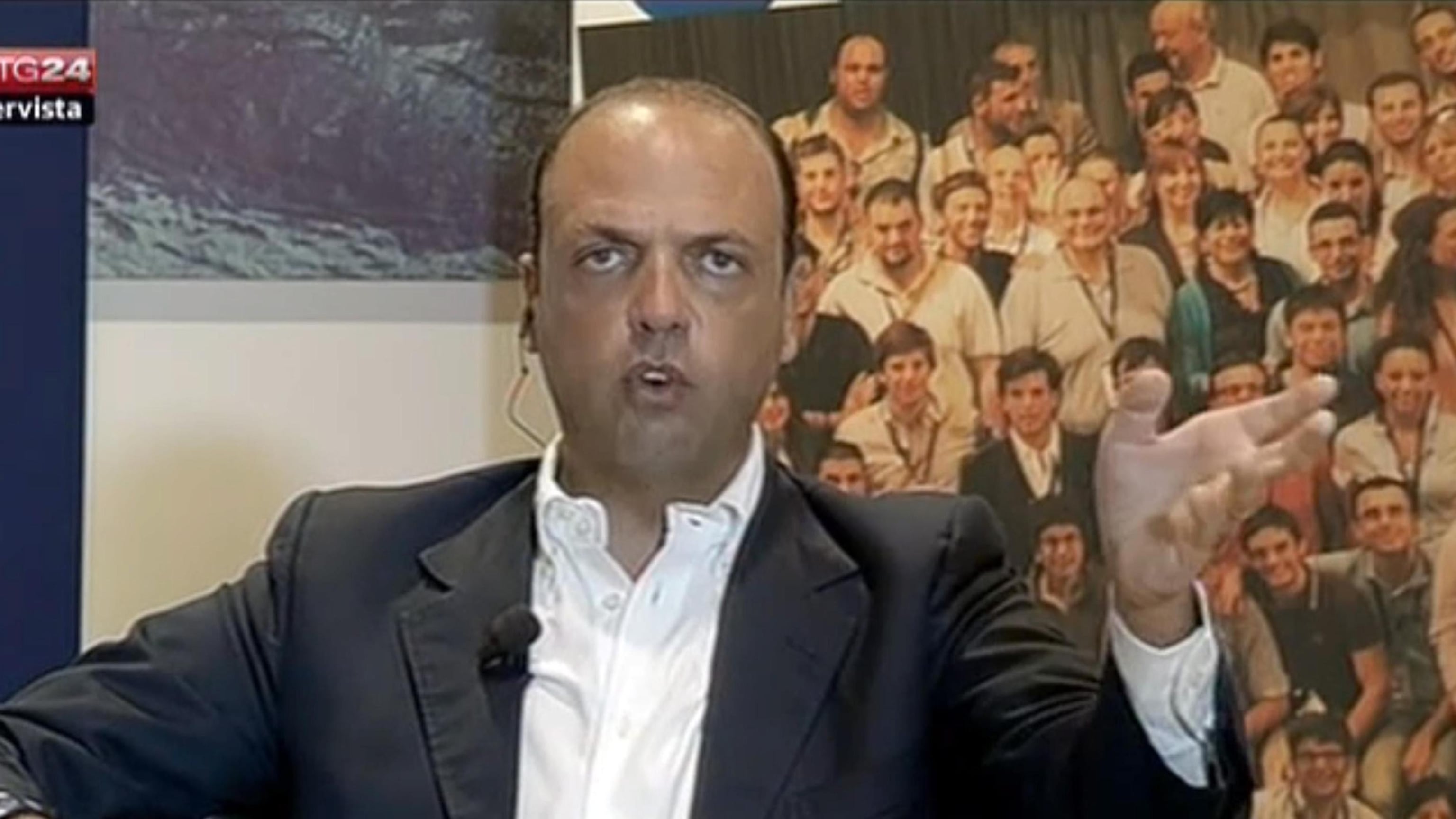Alfano contro il Cav: "Avanti con Letta anche se Berlusconi decade"