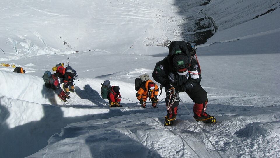 Nepal, nuovi regolamenti per la salita all'Everest: solo per alpinisti esperti