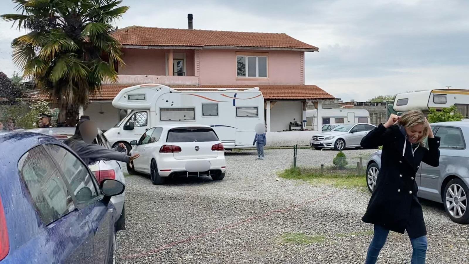 "Vanno fermate con ogni mezzo". Blitz nel campo rom a Milano: 80 identificati