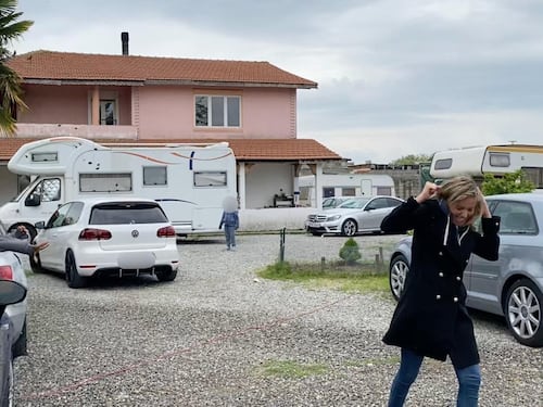 "Vanno fermate con ogni mezzo". Blitz nel campo rom a Milano: 80 identificati