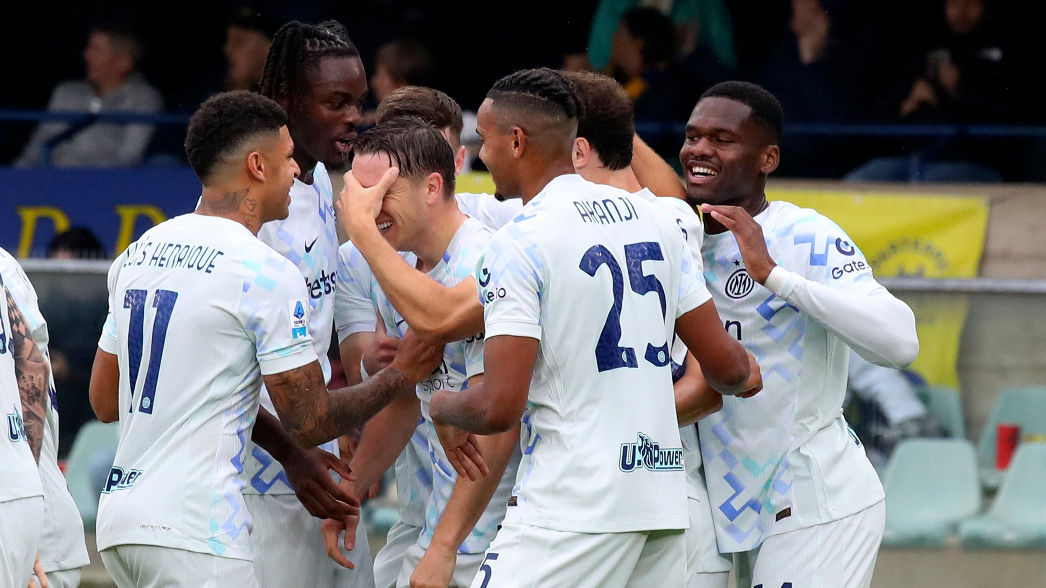 L'Inter passa a Verona all'ultimo respiro grazie a un autogol: i nerazzurri accorciano sul Napoli