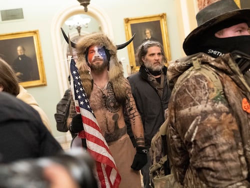 Scarcerato lo "Sciamano di QAnon": ecco la decisione dei giudici Usa