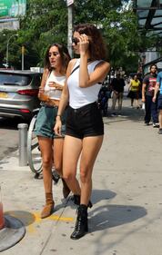 Bella Hadid sexy: la maglia mostra tutto 25
