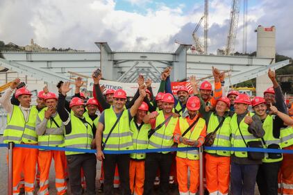 Il "varo ad alta quota" del primo pezzo del Ponte di Genova 10