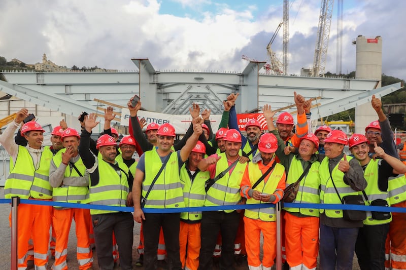 Il "varo ad alta quota" del primo pezzo del Ponte di Genova 10