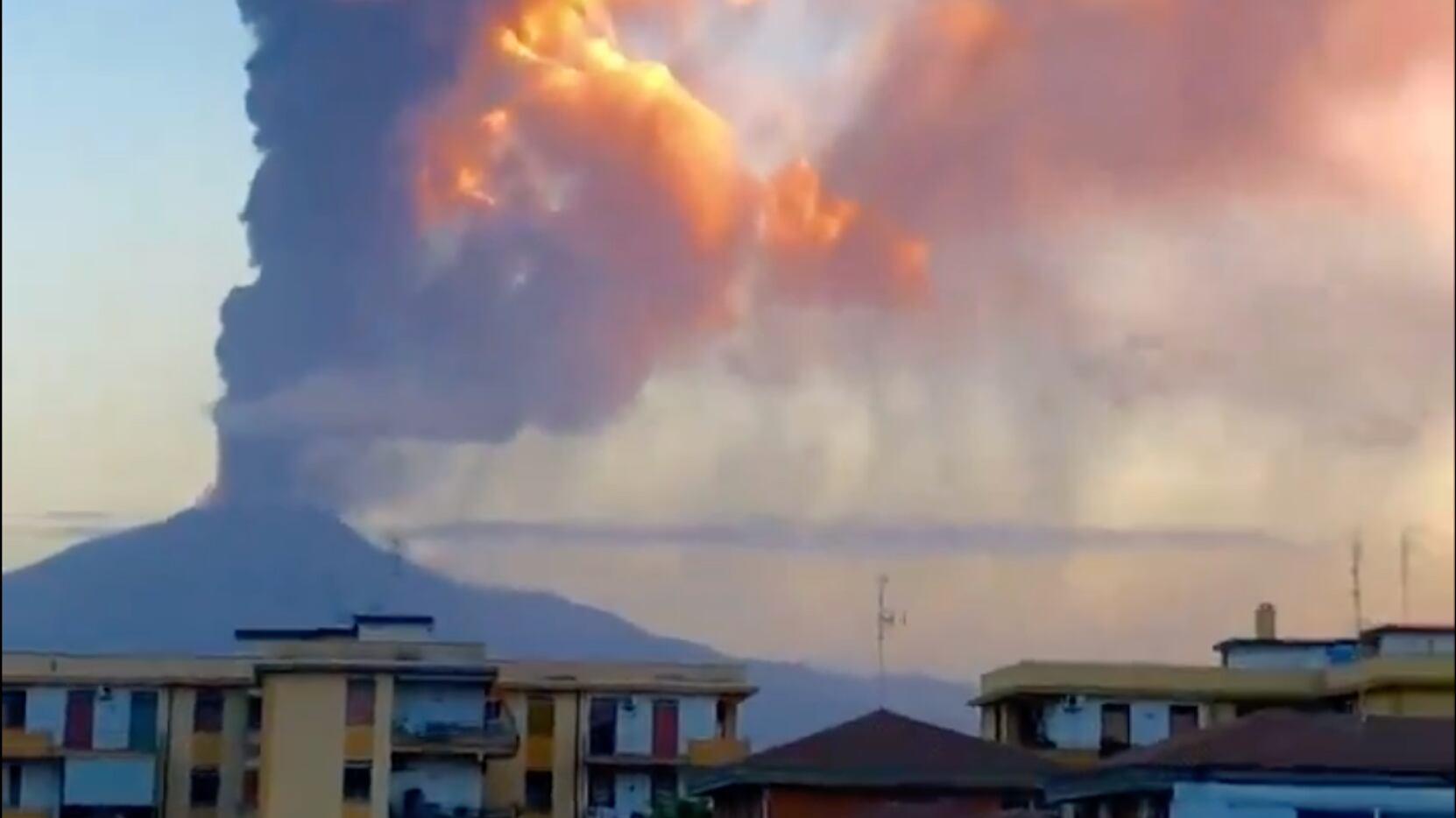 Etna, nuova eruzione. Lava oltre 10 metri, ridotti i voli allo scalo di Catania