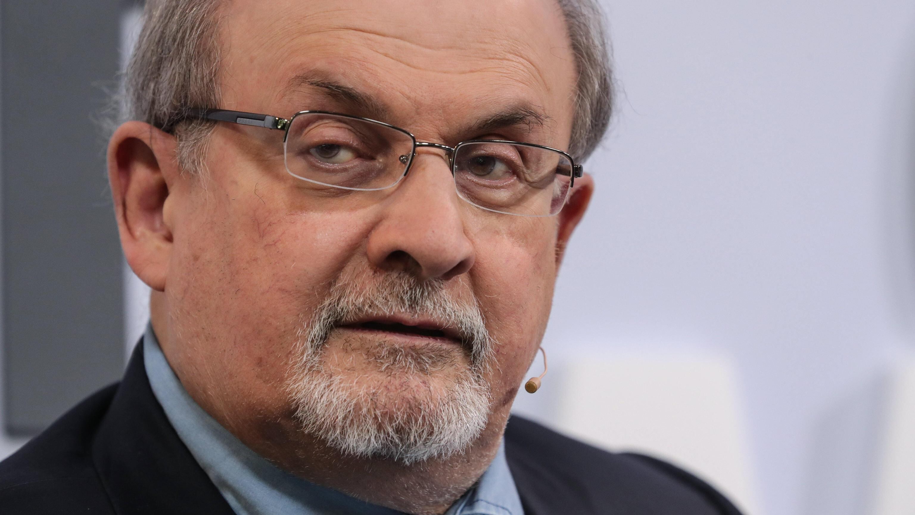 "Rushdie ha perso un occhio e non ha più l'uso di una mano"