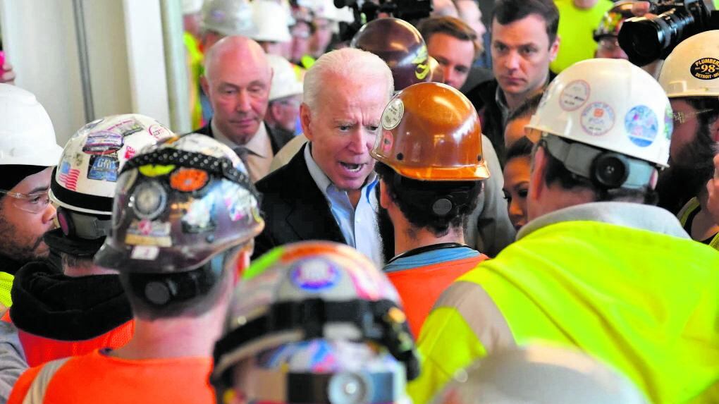 Biden come Berlinguer: picchetti con le tute blu per contrastare Trump