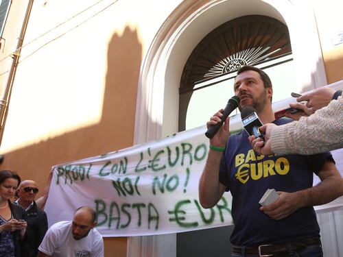Salvini: "Se la maestra parla di sesso a mia figlia, le faccio una faccia così"