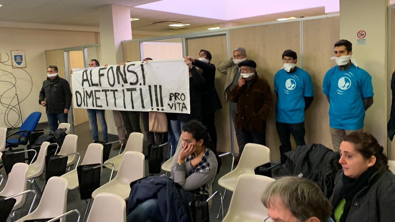 Roma, Pro Vita si imbavaglia e chiede le dimissioni della minisindaca "abortista"