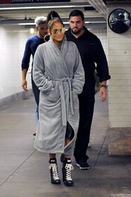 Jennifer Lopez in giro per NY: ha solo l'accappatoio 3