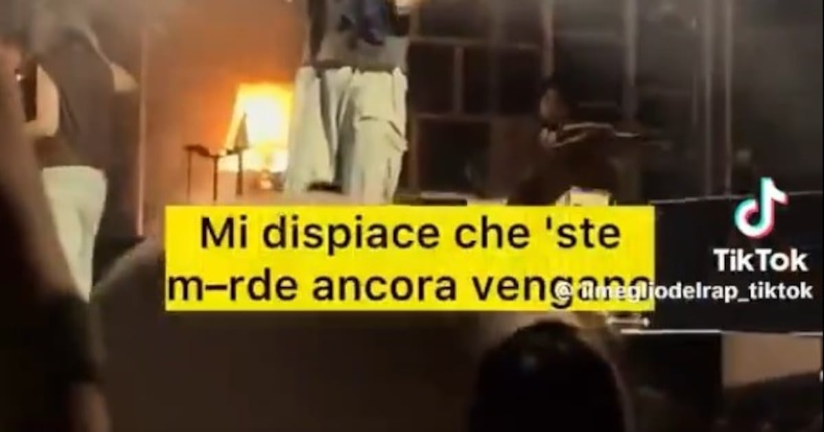 Rapper insulta le forze dell’ordine dal palco, scoppia la polemica a Chieti