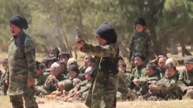 Video choc, bambini asiatici addestrati in Siria