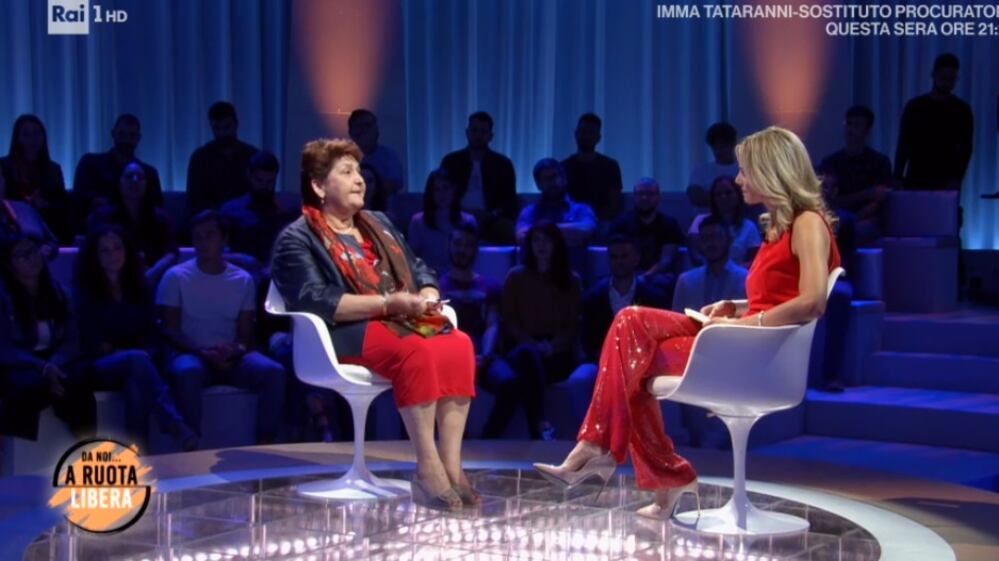 Francesca Fialdini ribatte ad un hater: "Indosso le stesse scarpe perché ho un problema ai piedi"